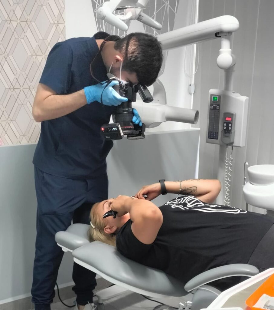 doctor tomando foto, mejores dentistas cdmx